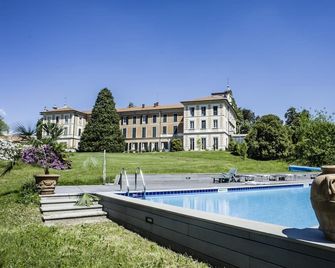 Hotel Villa Borghi - Ranco - Басейн