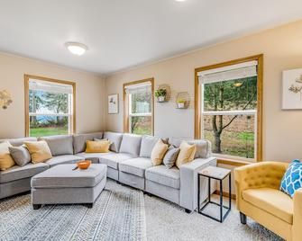 Stunning waterfront getaway with firepit, woodstove, & scenic deck - Camano Island - Living room