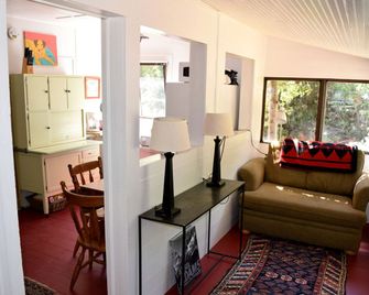 Romantic Hideaway Cottage On Clear Creek - Georgetown - Living room
