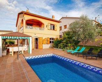 Holiday Home in Vendrell near Costa Dorada Beach - El Vendrell - Pool