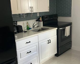 Cozy Edgewood Hideaway - 8 mins from Airport - Sleeps 6 - Newly renovated. - Fort Lauderdale - Cocina