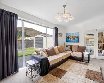 Pops Place - Omarama Holiday Home - Omarama - Living room