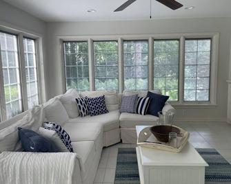 \'Five Bedroom Luxury by the River \' - Glendale - Living room