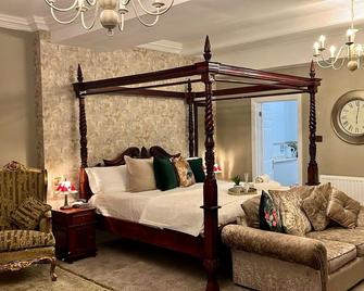 De Rougemont Manor - Brentwood - Bedroom