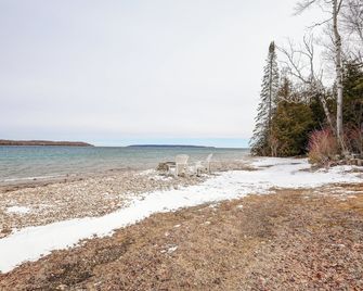 Cozy cottage nestled along 90ft of pristine Georgian Bay pebble beachfront - Wiarton - Beach