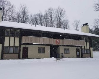Boyne Mountain Villas Condo -Sleeps 12 - Boyne Falls - Building