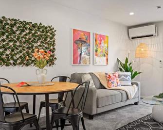 Trendy 2 Bed Accommodation - Auckland - Menjador