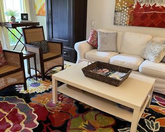 Quaint private cottage in the heart of Mandeville offers a quiet retreat. - Mandeville - Living room