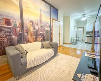 Charming and comfy 2BR unit. Just 8 miles from NYC - Newark - Living room