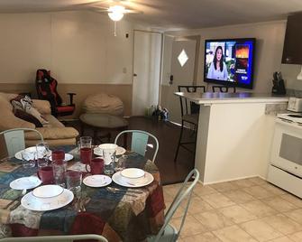 Farm/Woods stay, 3 miles from Live Oak - Live Oak - Essbereich