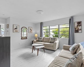 Banana Breeze Cottage. Steps Away From The Beach Heated Pool. - Clearwater - Living room