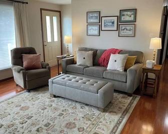 Chestnut Street Retreat - Huntingburg - Living room