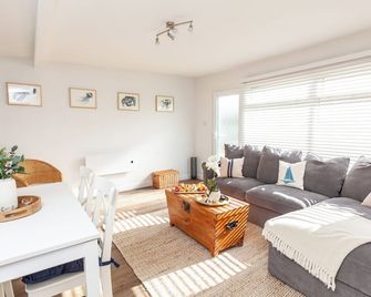 Charming 2-bedroom chalet in Dartmouth. Perfect for couples & families. Sleeps 5 - Dartmouth - Salon