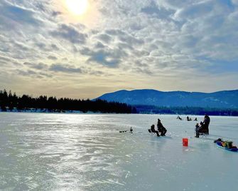 Bear Creek Resort, Lower Cabin Suite ( 2 queen beds), Lower Cabin Suite ( 2 queen beds) - Trout Creek