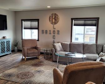 Penthouse in the heart of Downtown Fargo with private rooftop patio - Fargo - Huiskamer