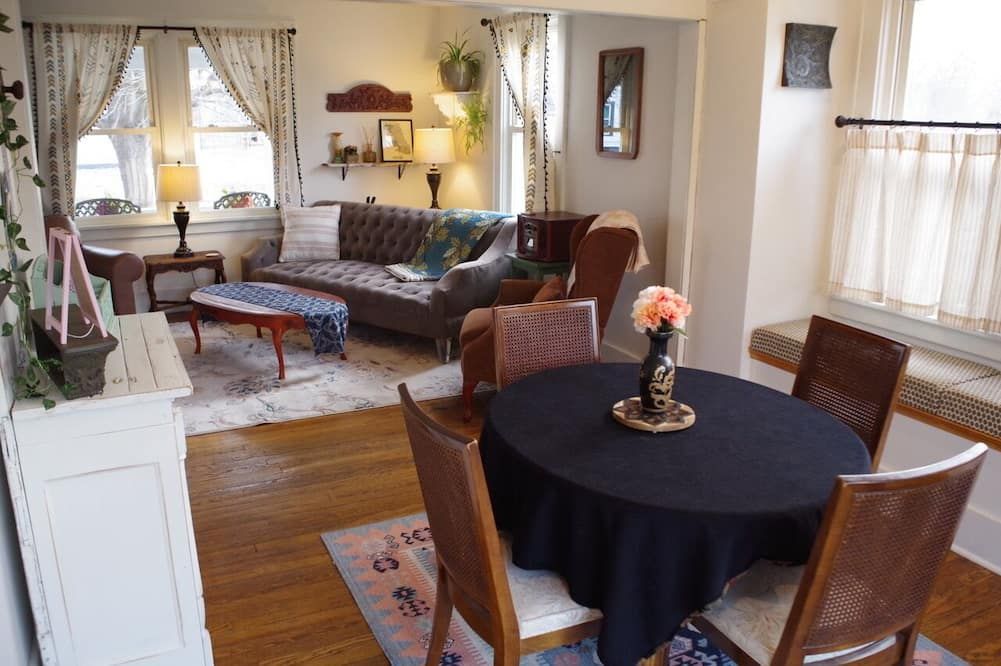 Charming 2-bedroom, pet-friendly home in Galesburg—near to Knox College - Galesburg - Essbereich