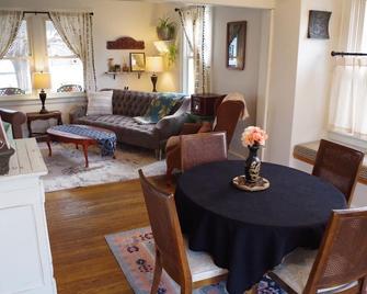 Charming 2-bedroom, pet-friendly home in Galesburg—near to Knox College - Galesburg - Eetruimte