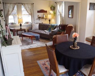 Charming 2-bedroom, pet-friendly home in Galesburg—near to Knox College - Galesburg - Essbereich