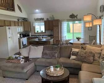 Cozy house close to town and the beach - Lake City - Living room