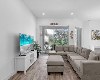 Upstay Family Home w Private Pool & Resort Access - Davenport - Living room