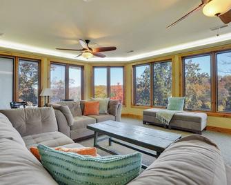 Graycliff Hall: Riverfront Estate w/ Heli Pad, Private Chef, Hot Tub - Shepherdstown - Living room