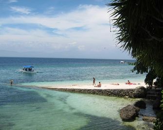 Tipolo Beach Resort - Moalboal - Beach