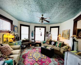 Baldwin House with the Peach Floor - Baldwin City - Living room