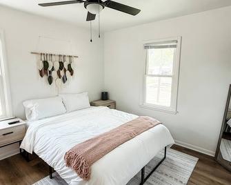 Tranquil and modern home in a quiet neighborhood - Newton - Schlafzimmer
