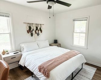 Tranquil and modern home in a quiet neighborhood - Newton - Schlafzimmer
