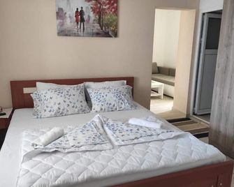 Cozy Double Room with Living Area & Terrace - Ulcinj - Schlafzimmer