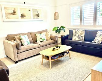 Manly Beach holiday escape with free onsite parking - Manly - Living room