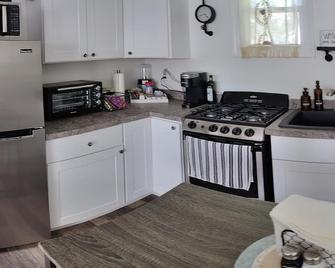 Tiny Spa Cottage Retreat - Alden - Kitchen