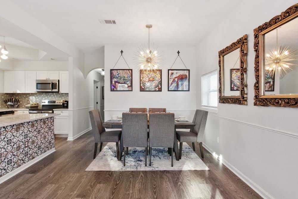 Orleans Ave. Oasis in the Big Easy with Selfie Wall - نيو اورليانز - غرفة طعام