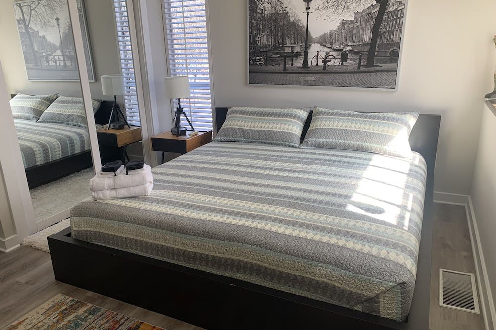 Unique & Vivid Uptown Oasis | Balcony | King Bed - تشارلوت (نورث كارولينا) - غرفة نوم