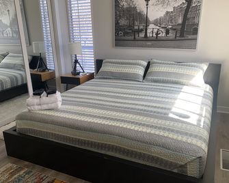 Unique & Vivid Uptown Oasis | Balcony | King Bed - تشارلوت (نورث كارولينا) - غرفة نوم