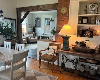 115 year old farmhouse renovated completely 2014, on 4 acres - Crawfordsville - Dining room