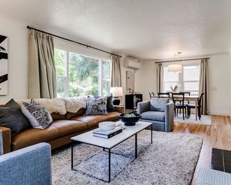 Stunning U of O Home – Just Steps from Hayward Field! - Eugene - Living room