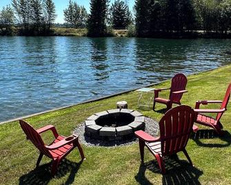 Modern Lakefront Oasis on Lake Tapps with docks, fire pit and all the amenities! - Bonney Lake - Patio