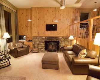 The Terraces: Mountain retreat, two bedrooms, two baths - واتربوري (فيرمونت) - غرفة معيشة