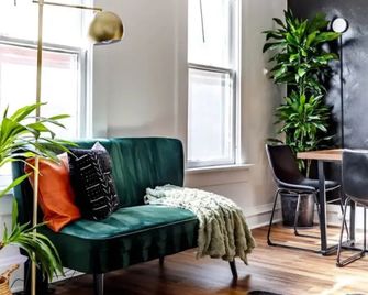 Jungle House Columbus Downtown Free Parking Sleeps 8 - Near Convention Center & Nationwide Arena - 2br Luxury Home - Pet Friendly Over 5,800 Five Star Stays - Columbus - Sala de estar