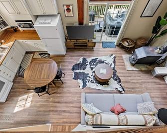 Hot Tub Chalet-Fire Pit Grill Stream & Big Yard - Inwood - Living room