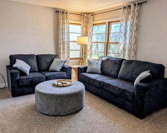 Completely updated 2-bedroom house in Fairmont with garage - Fairmont - Sala de estar