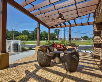 Dothan East Inn & Suites - Dothan - Patio