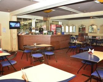 OYO Hotel Keshari - בובנשוואר - מסעדה