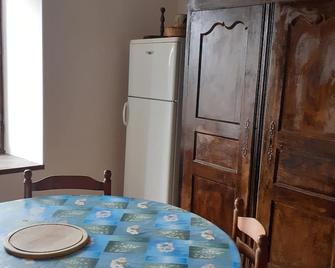 a house surrounded by nature - Saint-Bonnet-le-Chastel - Comedor