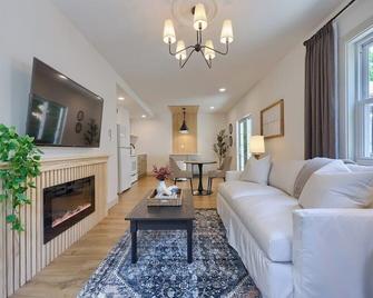 Luxe Stay for Two w/ Private Hot Tub & Patio - Elizabethtown - Living room