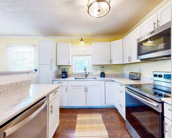 Salty Tails - Kill Devil Hills - Kitchen