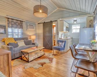 Creekside Cabins - The Texan - Wimberley - Living room