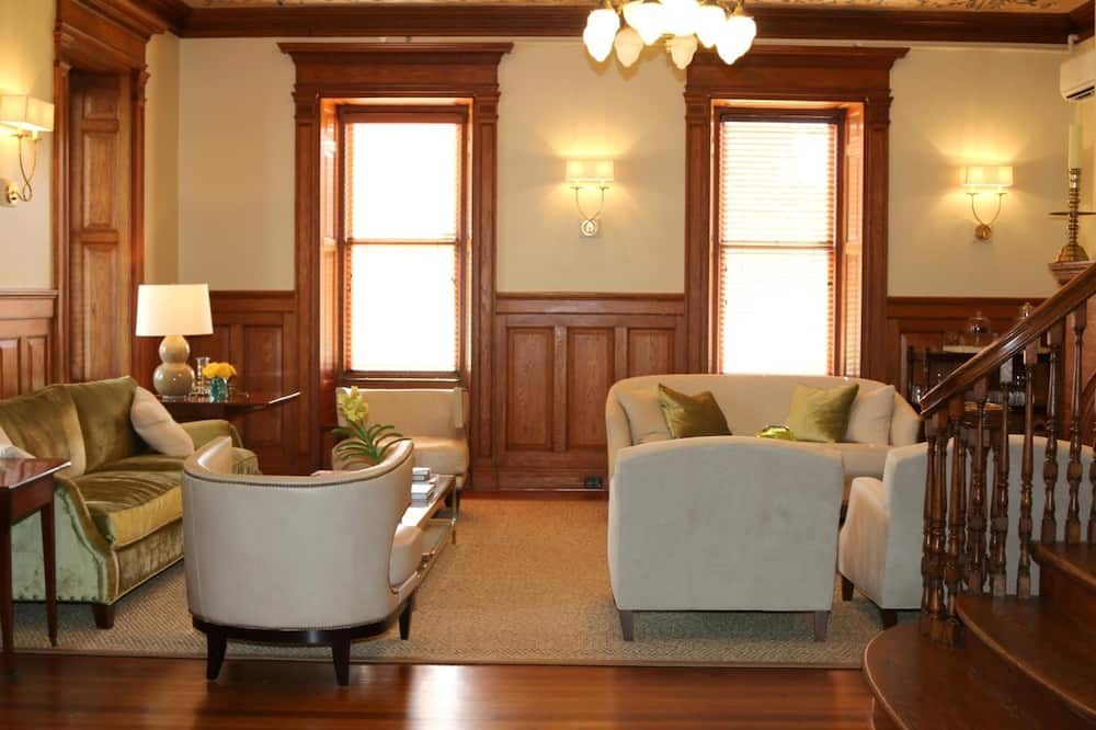 Living room view of Anchorage 1770