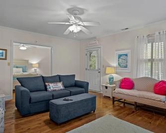 Beach living close to the water - Morehead City - Living room